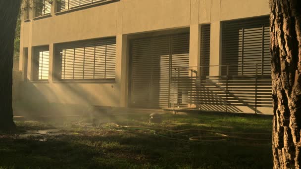 Aspersor Rociando Agua Sobre Hierba Las Tuberías Riegan Las Plantas — Vídeos de Stock