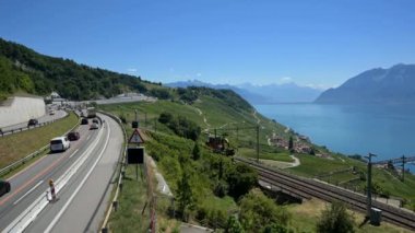 Lavaux üzüm bağı ve Cenevre Gölü 'nden geçen A9 otoyolunda zaman aşımı. Puidoux, Vaud Canton, İsviçre. Yazın UNESCO 'nun dünya mirası sahası. Seyahat hedefi.