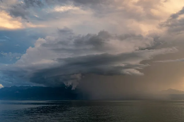 Arcus Storm Lake Landscape Lake Geneva Mountains Sky Sunset Dramatic Images De Stock Libres De Droits