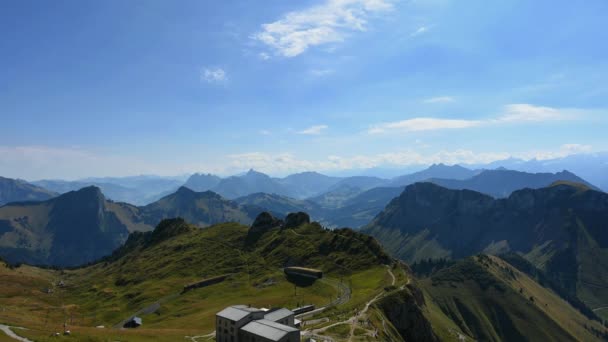 夏には山のパノラマ 人々や列車の時間経過 スイスのモントルー州 ローチャーズ ナイの風景 目的地 — ストック動画
