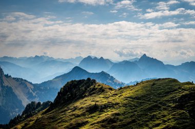 Dağların ve bulutların manzarası. Yazın Rochers de Naye, Montreux, İsviçre manzarası. Sakin sahne.