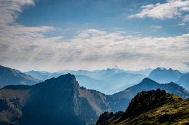 Dağların ve bulutların manzarası. Yazın Rochers de Naye, Montreux, İsviçre manzarası. Sakin sahne.