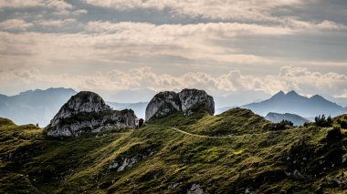 Dağların manzarası, bulutlar ve ahşap kulübe. Yazın Rochers de Naye, Montreux, İsviçre manzarası. Sakin sahne.