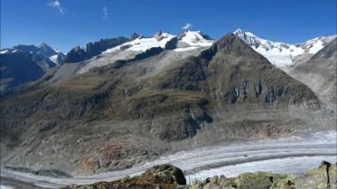 Buzul manzarası, dağ ve gökyüzü. İsviçre Alplerinde Aletsch Buzulu 'nun zaman aşımı. Bettmeralp, Valais Canton, İsviçre. Seyahat yerleri.