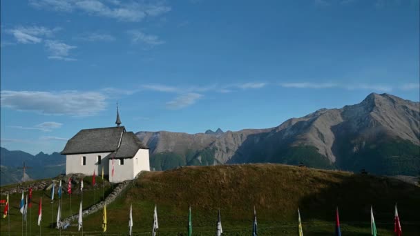 Paesaggio Chiesa Montagne Tempo Reale Chiesa Con Bandiere Cantonali Svizzere — Video Stock