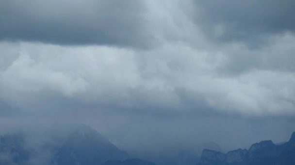 空と雲の風景 雪の山の上に暗い雲と霧の時間の経過 劇的な空 — ストック動画