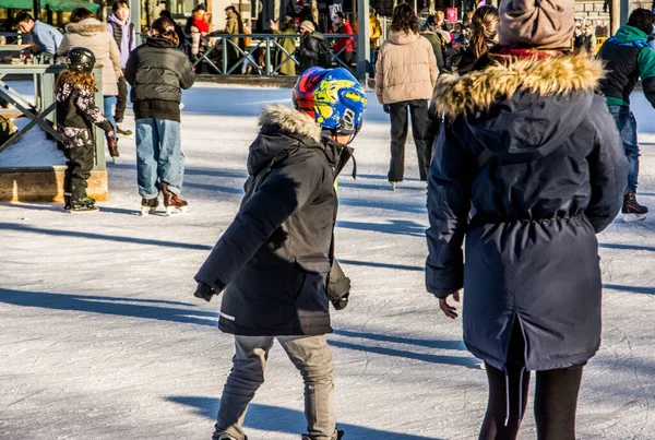 Kinderen Volwassenen Schaatsen Het Park Het Centrum Van Stockholm Zweden — Stockfoto