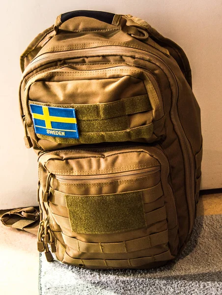 Sırt çantasında İsveç bayrağı var..