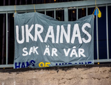 İsveç 'in Stockholm kentinde, Ukrayna' ya karşı Rusya 'nın saldırısına ve Putinlere (ve Belarus) karşı protestolar düzenlendi. Bölgede büyük bir protestocu kitlesi vardı..