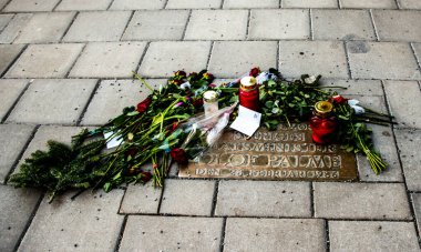 İsveç Başbakanı Olof Palme 'nin İsveç, Stockholm' deki Drottninggatan 'da öldürülmesi anısına dikilen anıt..