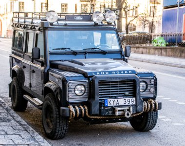 İsveç Stockholm şehir merkezine park edilmiş ve her alanda kullanıma elverişli arazi aracı savunucusu..