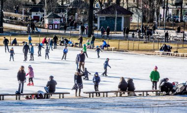 Stockholm, İsveç 'teki Central Park' ta buz pateni..