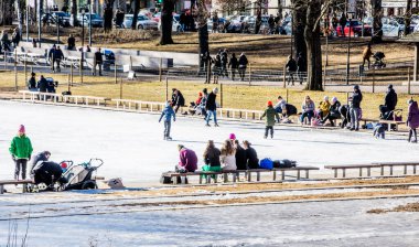 Stockholm, İsveç 'teki Central Park' ta buz pateni..