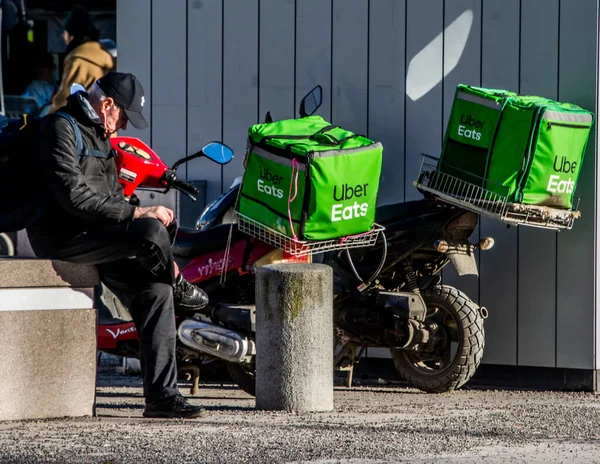 Transportador Alimentos Uber Eats Estocolmo Suecia — Foto de Stock