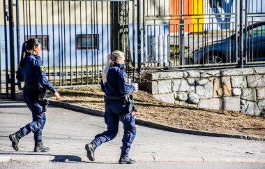 İsveç Stockholm, İsveç 'teki Rus Büyükelçiliği önünde İsveç polis memurları.