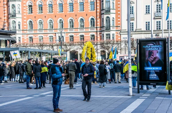3月12日在瑞典斯德哥尔摩的Norrmalmstorg抗议俄罗斯入侵乌克兰 — 图库照片