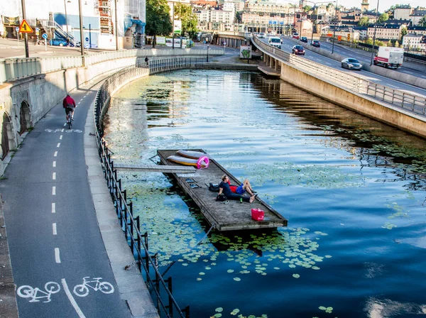 스웨덴 스톡홀름 중앙에 목욕탕에서 휴식을 취하고 것으로 생각되는 관광객들 — 스톡 사진