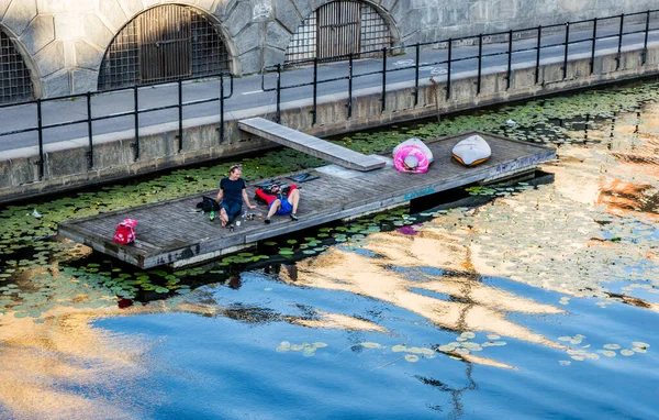 Posibles Turistas Relajándose Plataforma Baño Centro Estocolmo Suecia —  Fotos de Stock