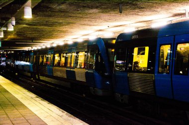 Stockholm, İsveç metro istasyonunda tren..