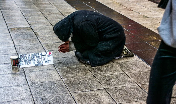 瑞典斯德哥尔摩市中心的乞丐 — 图库照片