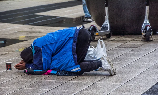 スウェーデンのストックホルム中心部にある乞食 — ストック写真