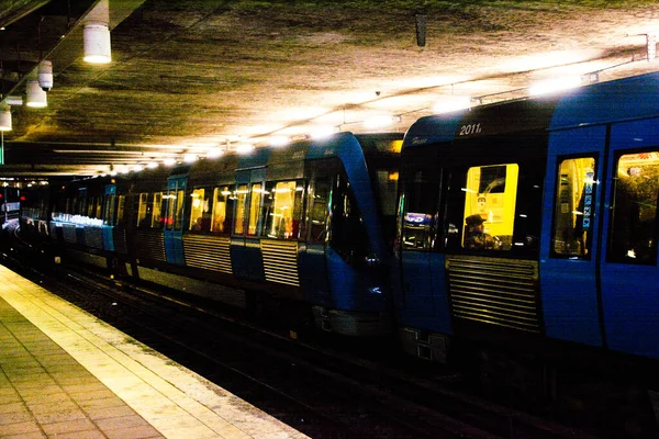 Vonat Stockholmi Metróállomáson Svédországban — Stock Fotó