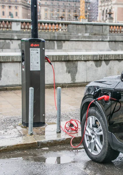 瑞典斯德哥尔摩的电动汽车充电 — 图库照片
