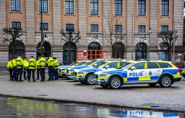 İsveç polisi Stockholm 'ün merkezindeki Dışişleri Bakanlığı' nın dışında, İsveç.