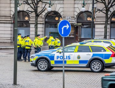 İsveç polisi Stockholm 'ün merkezindeki Dışişleri Bakanlığı' nın dışında, İsveç.