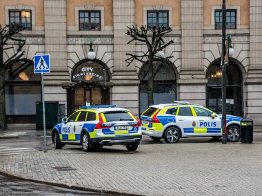 İsveç polisi Stockholm 'ün merkezindeki Dışişleri Bakanlığı' nın dışında, İsveç.