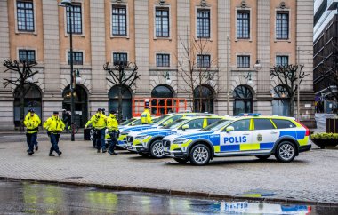 İsveç polisi Stockholm 'ün merkezindeki Dışişleri Bakanlığı' nın dışında, İsveç.