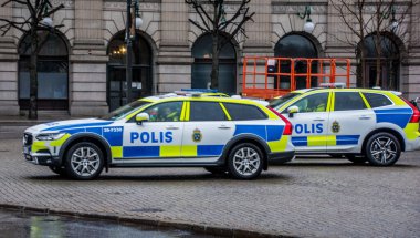 İsveç polisi Stockholm 'ün merkezindeki Dışişleri Bakanlığı' nın dışında, İsveç.