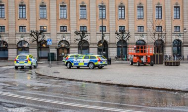 İsveç polisi Stockholm 'ün merkezindeki Dışişleri Bakanlığı' nın dışında, İsveç.