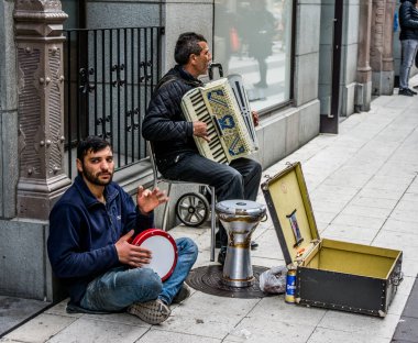 Stockholm, İsveç 'te sokak müzisyenleri / dilenciler.