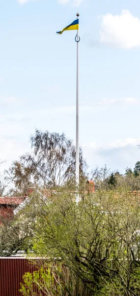 Ukrainian Pennant Flag Pole Suburban Village Stockholm Sweden Supporting Ukraine — Stock Photo, Image