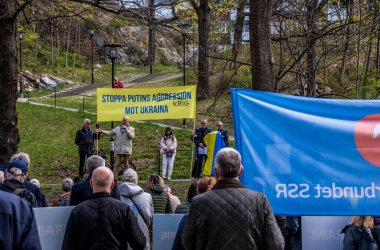 Stockholm, İsveç 'te Ukrayna' daki savaşa karşı protesto. Her çarşamba öğle yemeğinde Rus elçiliğinde bir protesto var. Elçiliğin etrafında Ukrayna 'da neler olduğunu hatırlatacak bir sürü bayrak, balon ve el ilanı var..
