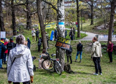 Stockholm, İsveç 'te Ukrayna' daki savaşa karşı protesto. Her çarşamba öğle yemeğinde Rus elçiliğinde bir protesto var. Elçiliğin etrafında Ukrayna 'da neler olduğunu hatırlatacak bir sürü bayrak, balon ve el ilanı var..