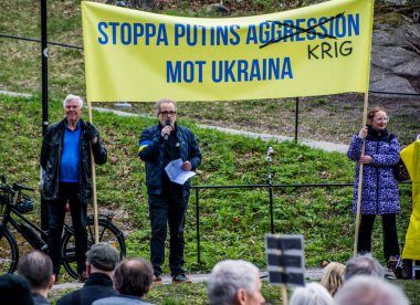 Stockholm, İsveç 'te Ukrayna' daki savaşa karşı protesto. Her çarşamba öğle yemeğinde Rus elçiliğinde bir protesto var. Elçiliğin etrafında Ukrayna 'da neler olduğunu hatırlatacak bir sürü bayrak, balon ve el ilanı var..