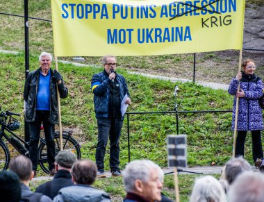 Stockholm, İsveç 'te Ukrayna' daki savaşa karşı protesto. Her çarşamba öğle yemeğinde Rus elçiliğinde bir protesto var. Elçiliğin etrafında Ukrayna 'da neler olduğunu hatırlatacak bir sürü bayrak, balon ve el ilanı var..