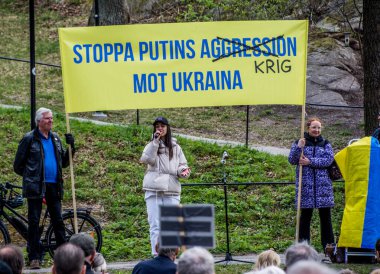 Stockholm, İsveç 'te Ukrayna' daki savaşa karşı protesto. Her çarşamba öğle yemeğinde Rus elçiliğinde bir protesto var. Elçiliğin etrafında Ukrayna 'da neler olduğunu hatırlatacak bir sürü bayrak, balon ve el ilanı var..