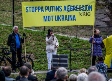 Stockholm, İsveç 'te Ukrayna' daki savaşa karşı protesto. Her çarşamba öğle yemeğinde Rus elçiliğinde bir protesto var. Elçiliğin etrafında Ukrayna 'da neler olduğunu hatırlatacak bir sürü bayrak, balon ve el ilanı var..