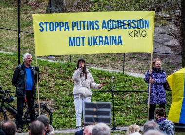 Stockholm, İsveç 'te Ukrayna' daki savaşa karşı protesto. Her çarşamba öğle yemeğinde Rus elçiliğinde bir protesto var. Elçiliğin etrafında Ukrayna 'da neler olduğunu hatırlatacak bir sürü bayrak, balon ve el ilanı var..
