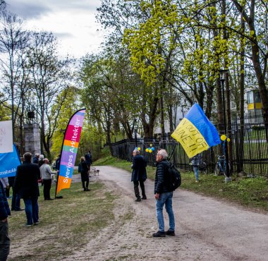 Stockholm, İsveç 'te Ukrayna' daki savaşa karşı protesto. Her çarşamba öğle yemeğinde Rus elçiliğinde bir protesto var. Elçiliğin etrafında Ukrayna 'da neler olduğunu hatırlatacak bir sürü bayrak, balon ve el ilanı var..