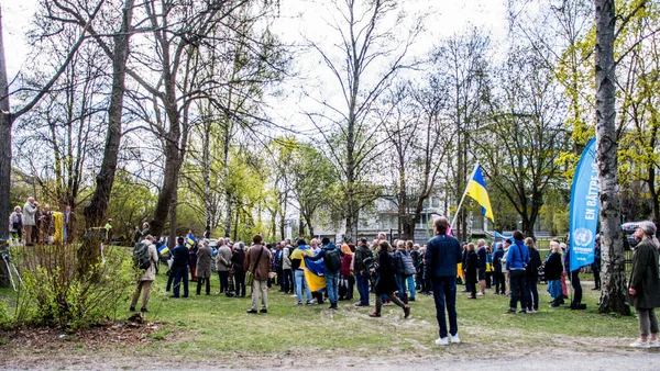 Stockholm, İsveç 'te Ukrayna' daki savaşa karşı protesto. Her çarşamba öğle yemeğinde Rus elçiliğinde bir protesto var. Elçiliğin etrafında Ukrayna 'da neler olduğunu hatırlatacak bir sürü bayrak, balon ve el ilanı var..
