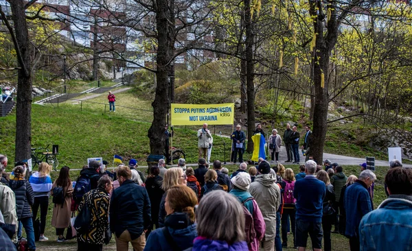 Stockholm, İsveç 'te Ukrayna' daki savaşa karşı protesto. Her çarşamba öğle yemeğinde Rus elçiliğinde bir protesto var. Elçiliğin etrafında Ukrayna 'da neler olduğunu hatırlatacak bir sürü bayrak, balon ve el ilanı var..
