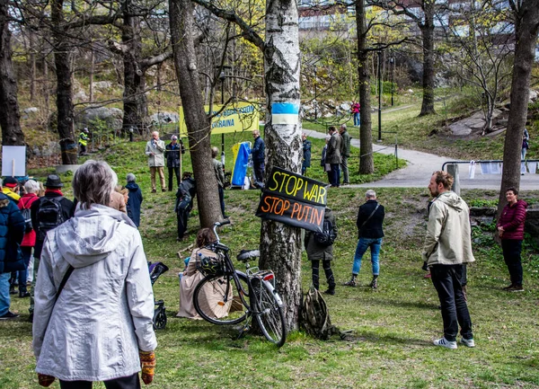 Stockholm, İsveç 'te Ukrayna' daki savaşa karşı protesto. Her çarşamba öğle yemeğinde Rus elçiliğinde bir protesto var. Elçiliğin etrafında Ukrayna 'da neler olduğunu hatırlatacak bir sürü bayrak, balon ve el ilanı var..