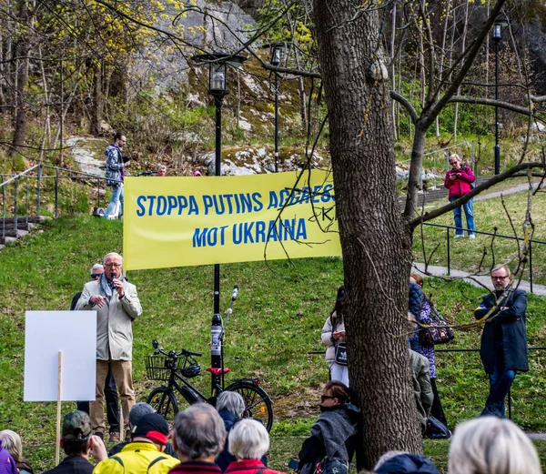 Stockholm, İsveç 'te Ukrayna' daki savaşa karşı protesto. Her çarşamba öğle yemeğinde Rus elçiliğinde bir protesto var. Elçiliğin etrafında Ukrayna 'da neler olduğunu hatırlatacak bir sürü bayrak, balon ve el ilanı var..