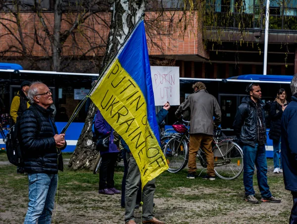 Stockholm, İsveç 'te Ukrayna' daki savaşa karşı protesto. Her çarşamba öğle yemeğinde Rus elçiliğinde bir protesto var. Elçiliğin etrafında Ukrayna 'da neler olduğunu hatırlatacak bir sürü bayrak, balon ve el ilanı var..