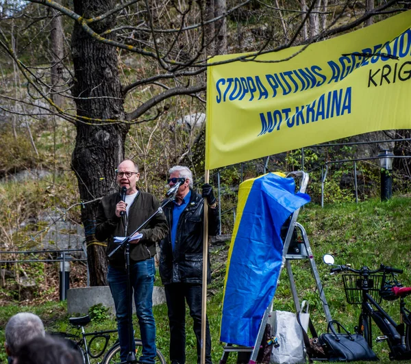 Stockholm, İsveç 'te Ukrayna' daki savaşa karşı protesto. Her çarşamba öğle yemeğinde Rus elçiliğinde bir protesto var. Elçiliğin etrafında Ukrayna 'da neler olduğunu hatırlatacak bir sürü bayrak, balon ve el ilanı var..