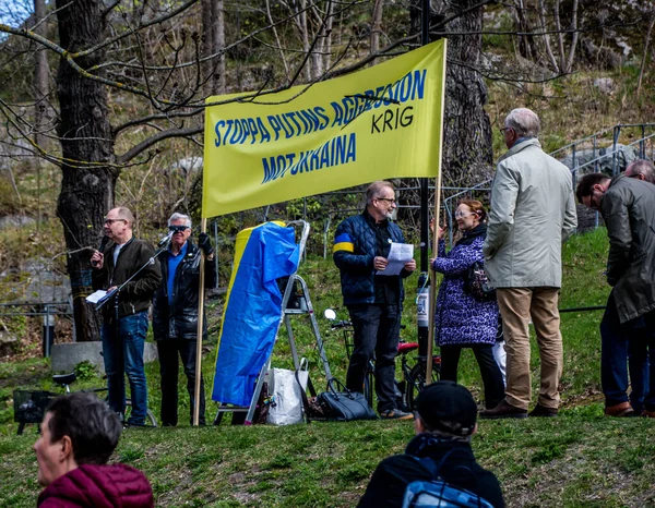 Stockholm, İsveç 'te Ukrayna' daki savaşa karşı protesto. Her çarşamba öğle yemeğinde Rus elçiliğinde bir protesto var. Elçiliğin etrafında Ukrayna 'da neler olduğunu hatırlatacak bir sürü bayrak, balon ve el ilanı var..